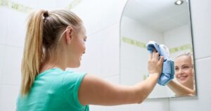 Vezmite trochu z kúpeľne a umyte zrkadlo. Zabudnete na pruhy a škvrny