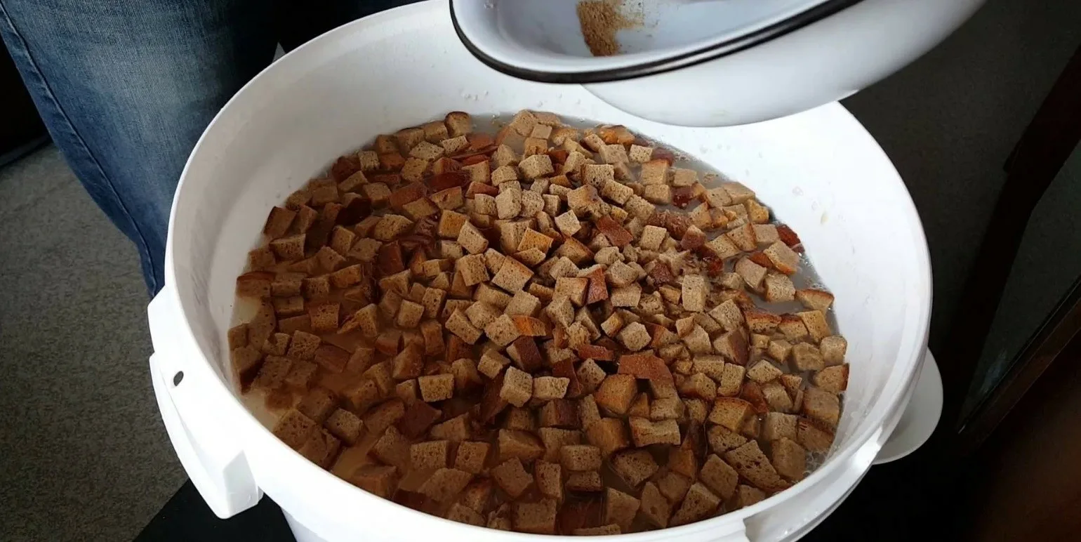 Pracka pod hortenziami - kvitne ako hodinky celé leto: púčiky s priemerom 30 cm.