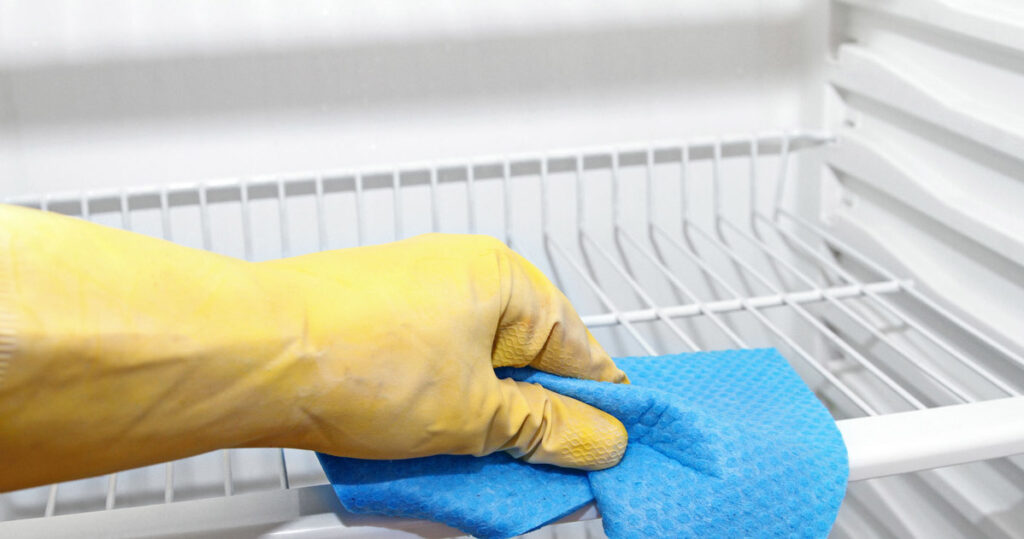Nekupujte výrobky na čistenie chladničky. Urobíte to najlepšie s 2 lacnými ingredienciami