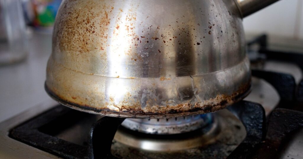 Špinavú kanvicu môžete vyčistiť bez úsilia. Domáca pasta odstráni popáleniny a sediment