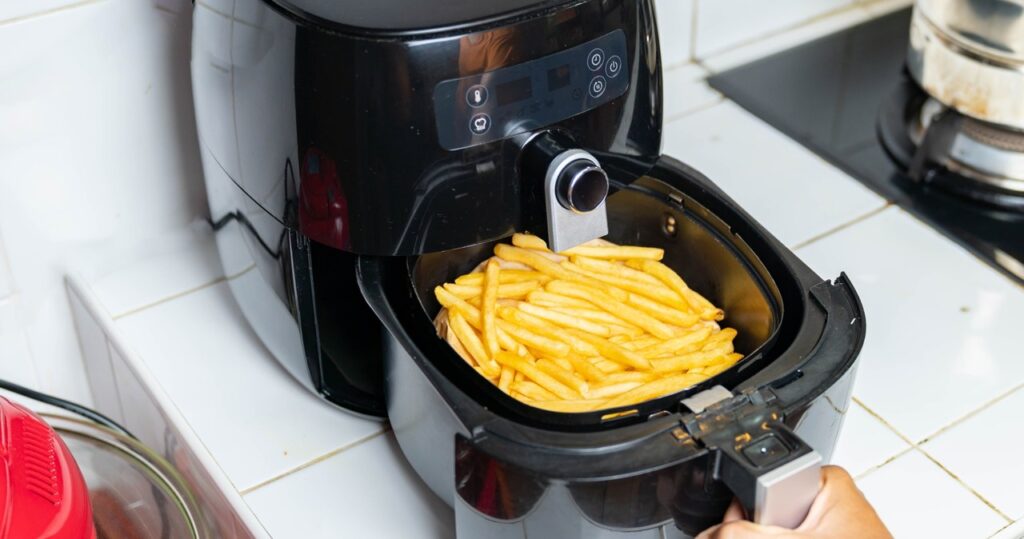 Vyčistíte fritézu vzduchu bez toho, aby ste sa pustili. Len nalejte a počkajte