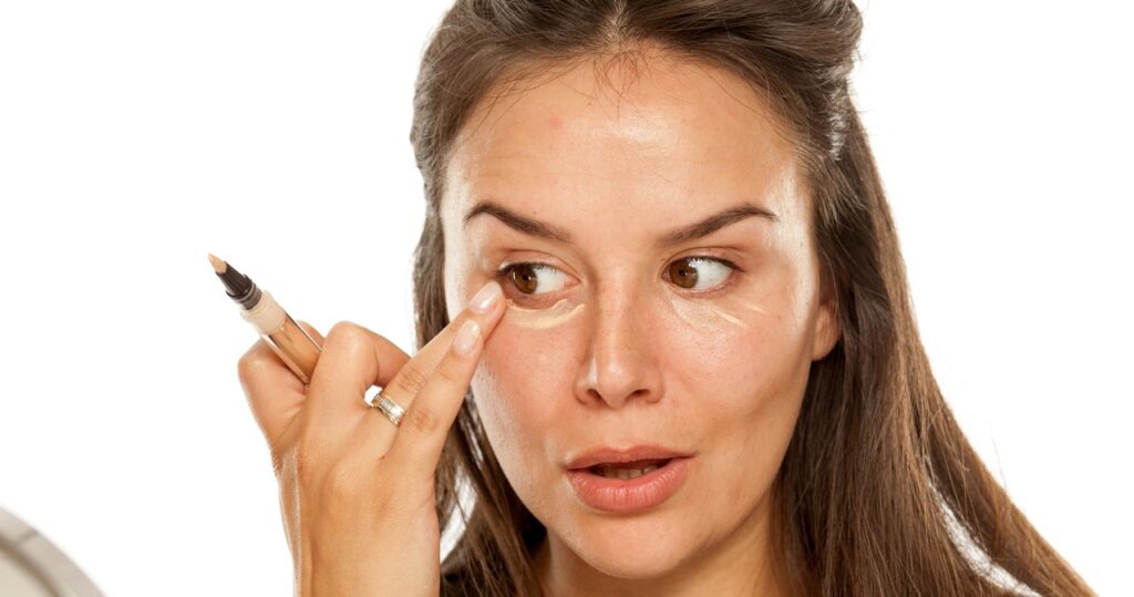 Táto metóda vám umožní konsolidovať make -up v teplých dňoch. Zabudnete na tečúcu nadáciu