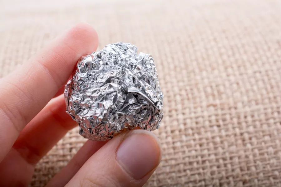Prečo inteligentní záhradníci používajú v záhrade hliníkovú fóliu