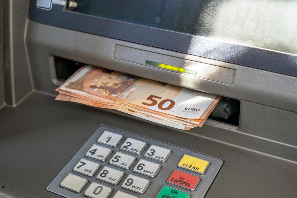 Do bankomatu vložil 16 500 eur v hotovosti, stroj sa vypol a bankovky zhltol: technik, ktorý bol nablízku, nevedel, čo má robiť.