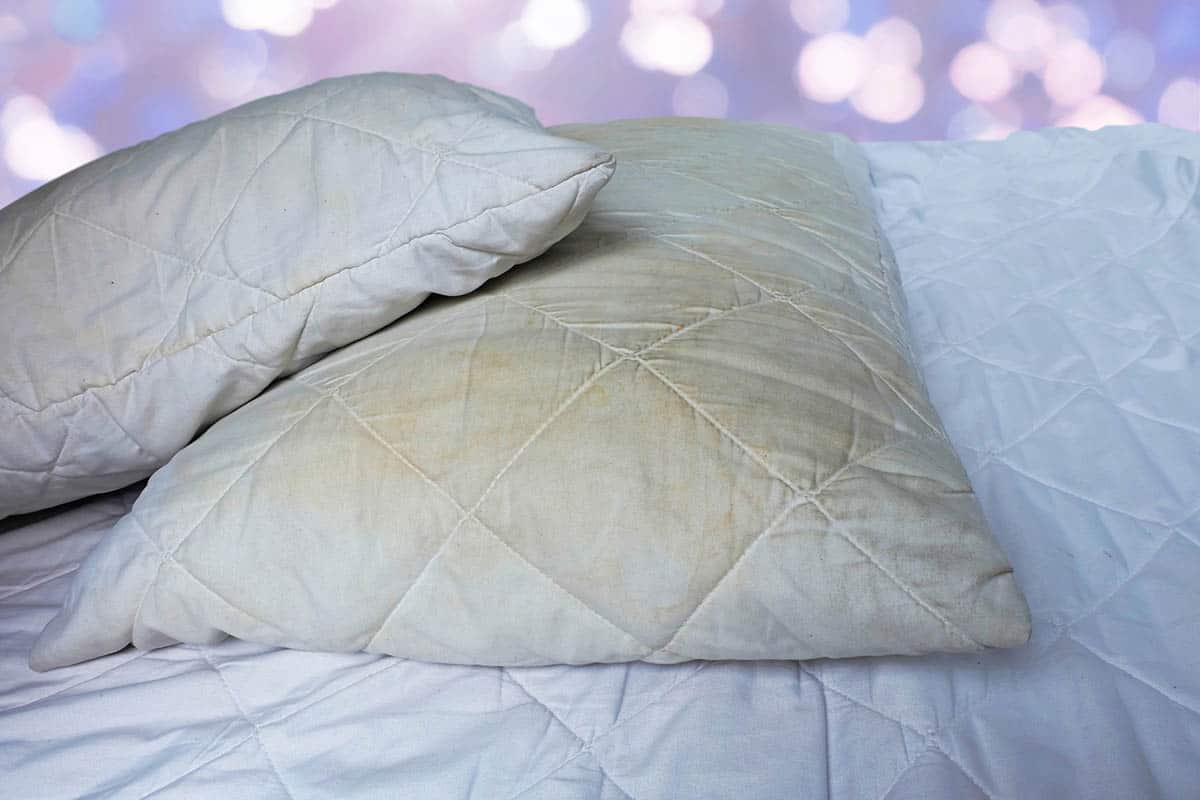 Ako odstrániť škvrny z vankúšov, aby vyzerali ako nové: bez práčky