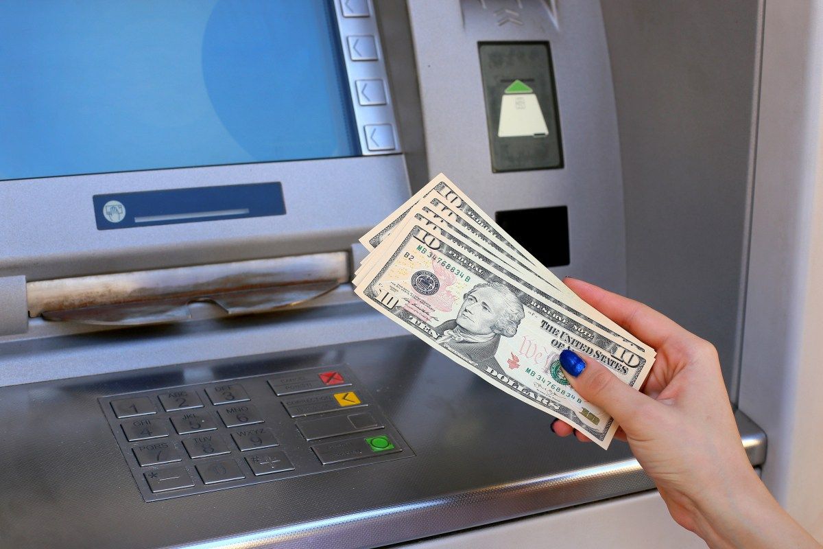 Do bankomatu vložil 16 500 eur v hotovosti, stroj sa vypol a bankovky zhltol: technik, ktorý bol nablízku, nevedel, čo má robiť.