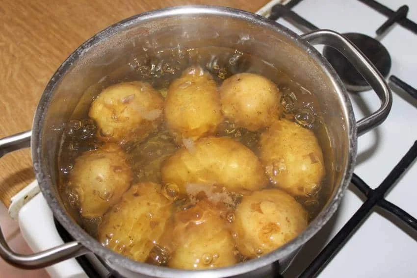 Nezabudnite použiť zemiakovú vodu na vodné kvety - pomáha rastlinám.