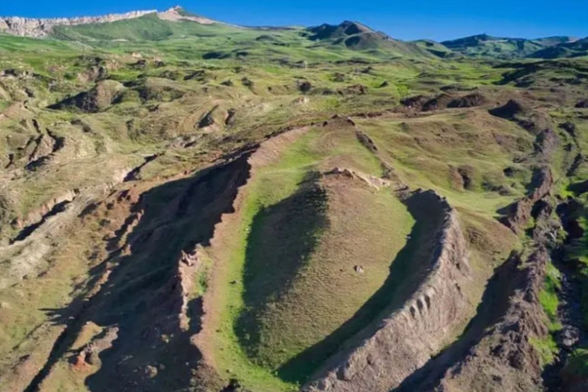 Možno sa našla Noemova archa: vedci začali pod horou Ararat vykopávať 160 metrov vysokú stavbu, ktorá sa zhoduje s príbehom z knihy Genesis.