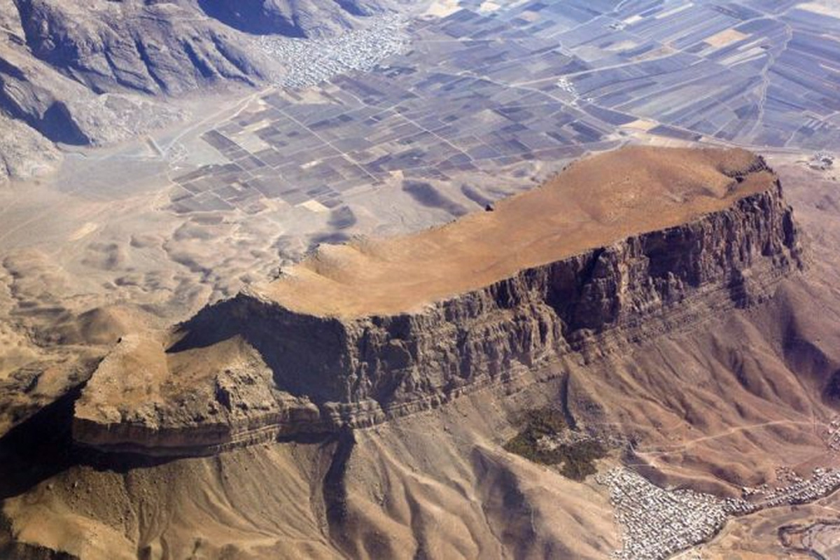 Možno sa našla Noemova archa: vedci začali pod horou Ararat vykopávať 160 metrov vysokú stavbu, ktorá sa zhoduje s príbehom z knihy Genesis.