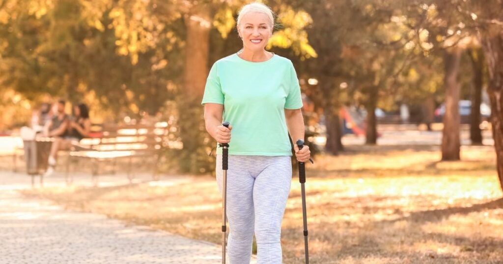 Seniori by mali podniknúť toľko krokov denne. Srdce, pľúca a fitnes z toho získajú