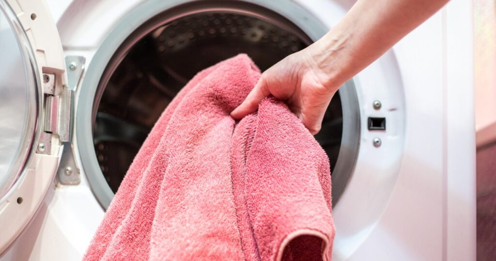 Takto sa umývajú uteráky v hoteloch. Preto sú mäkké a nadýchané bez žehlenia