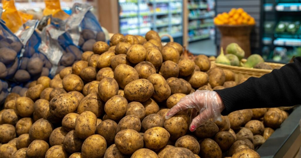 Nejedzte tieto zemiaky lepšie. GIS varuje a odstúpi z obchodov