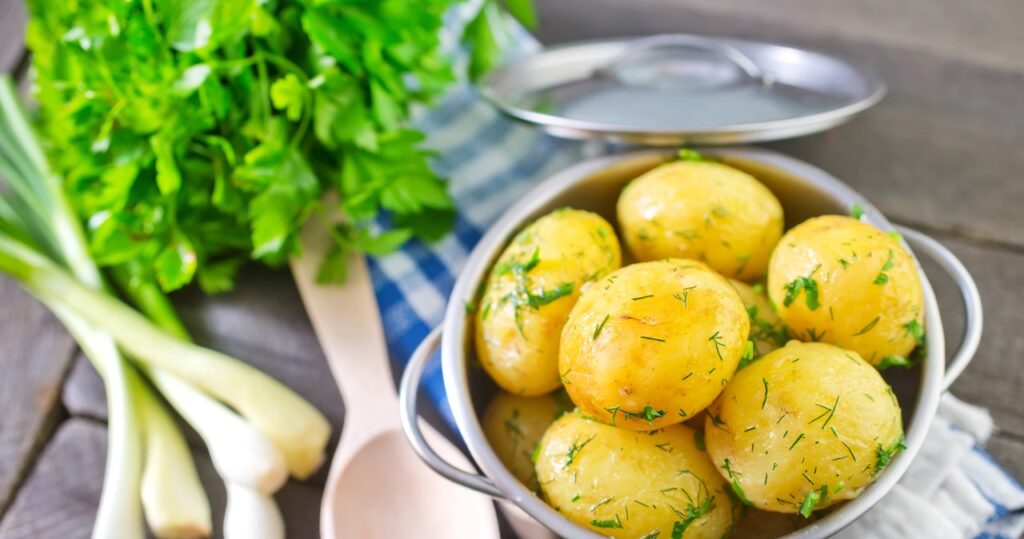Mladé zemiaky vychádzajú vodnaté? Všetko, čo musíte urobiť, je pridať ho pri varení
