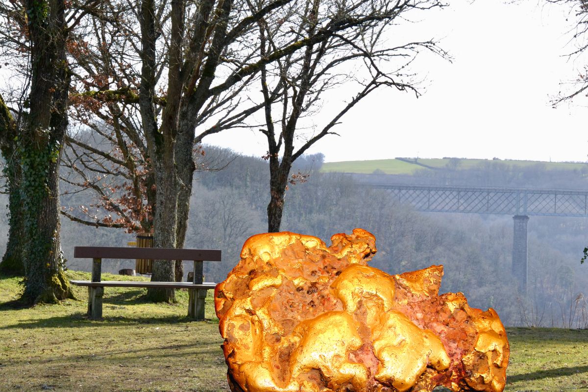 Za 40 rokov Nová Akvitánia zarobila takmer miliardu eur vďaka ťažbe tohto kovu, ktorého cena naďalej rastie.