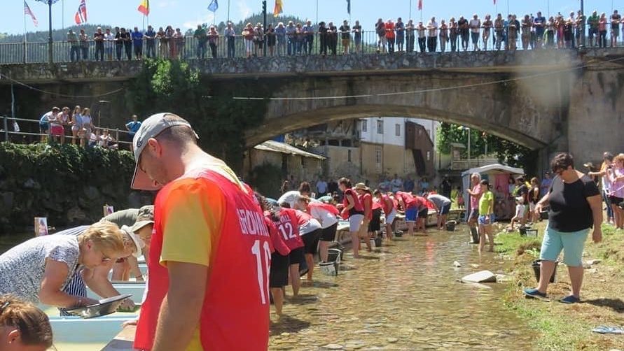 Slováci, pridajte sa, v rieke tejto dediny stále tečú tony zlata: tisíce turistov tu každý rok hľadajú tento vzácny kov.