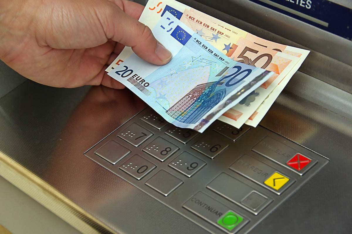 Žena zadržala 80 380 eur zo spoločného účtu svojho zosnulého brata a súd ju oslobodil: peniaze patrili obom spoluvlastníkom.