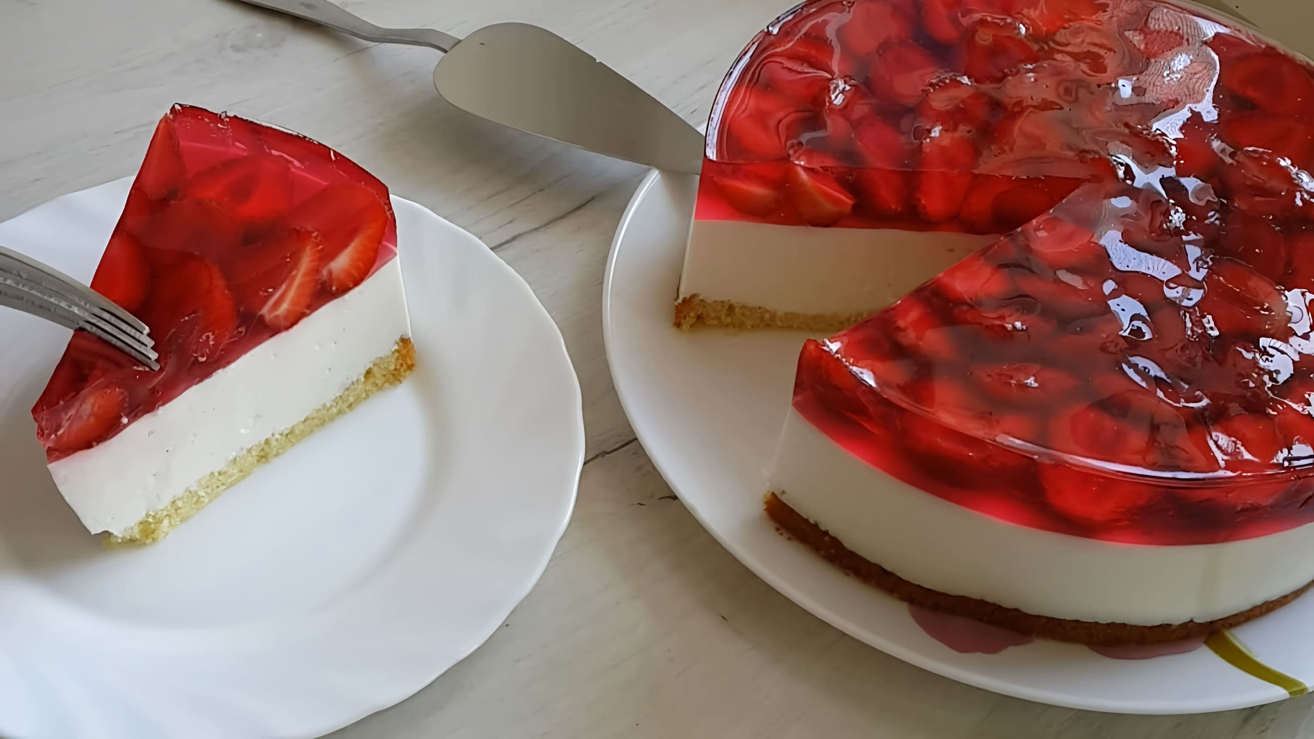 Vo svojom živote som nejedol lepší jahodový koláč. Zmizne poslednú drobku.