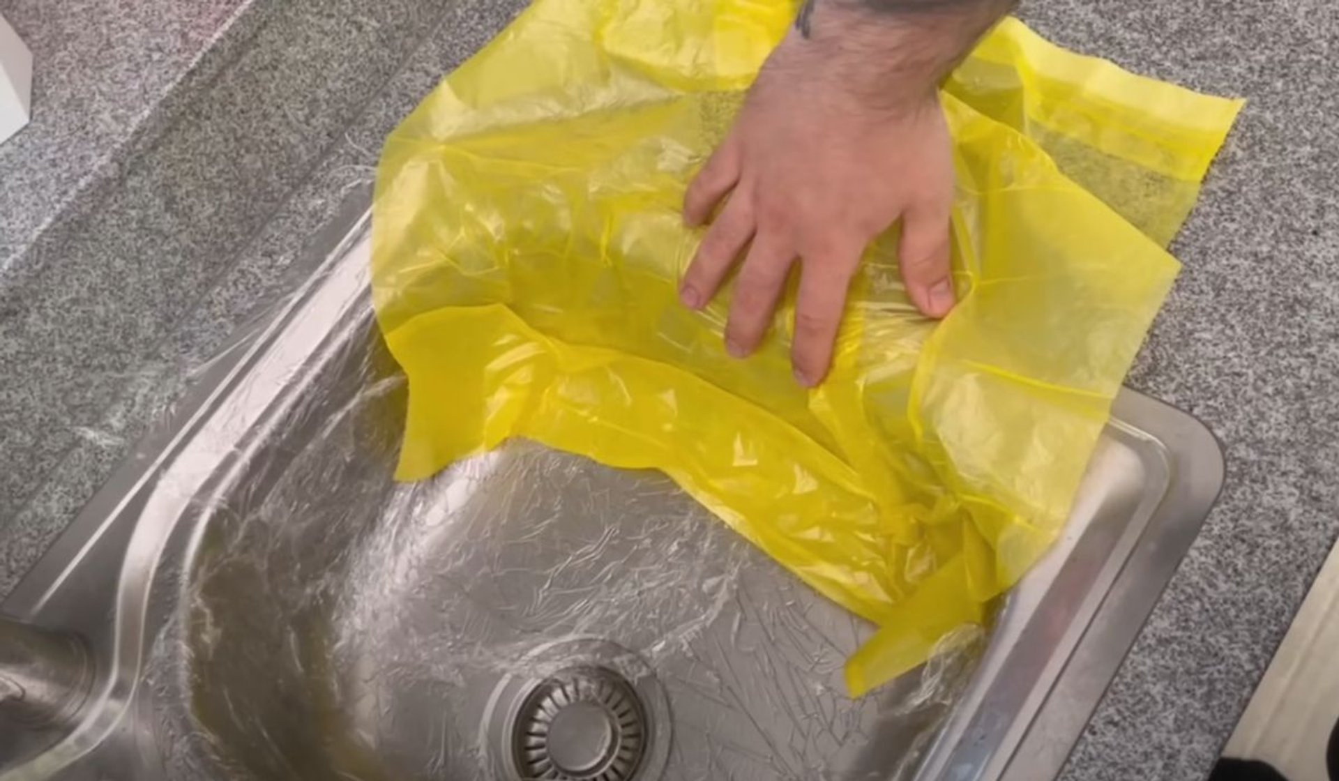 Vezmite vrece na smeti a vyložte ním umývadlo. Česť a sláva tomu, kto to vymyslel.