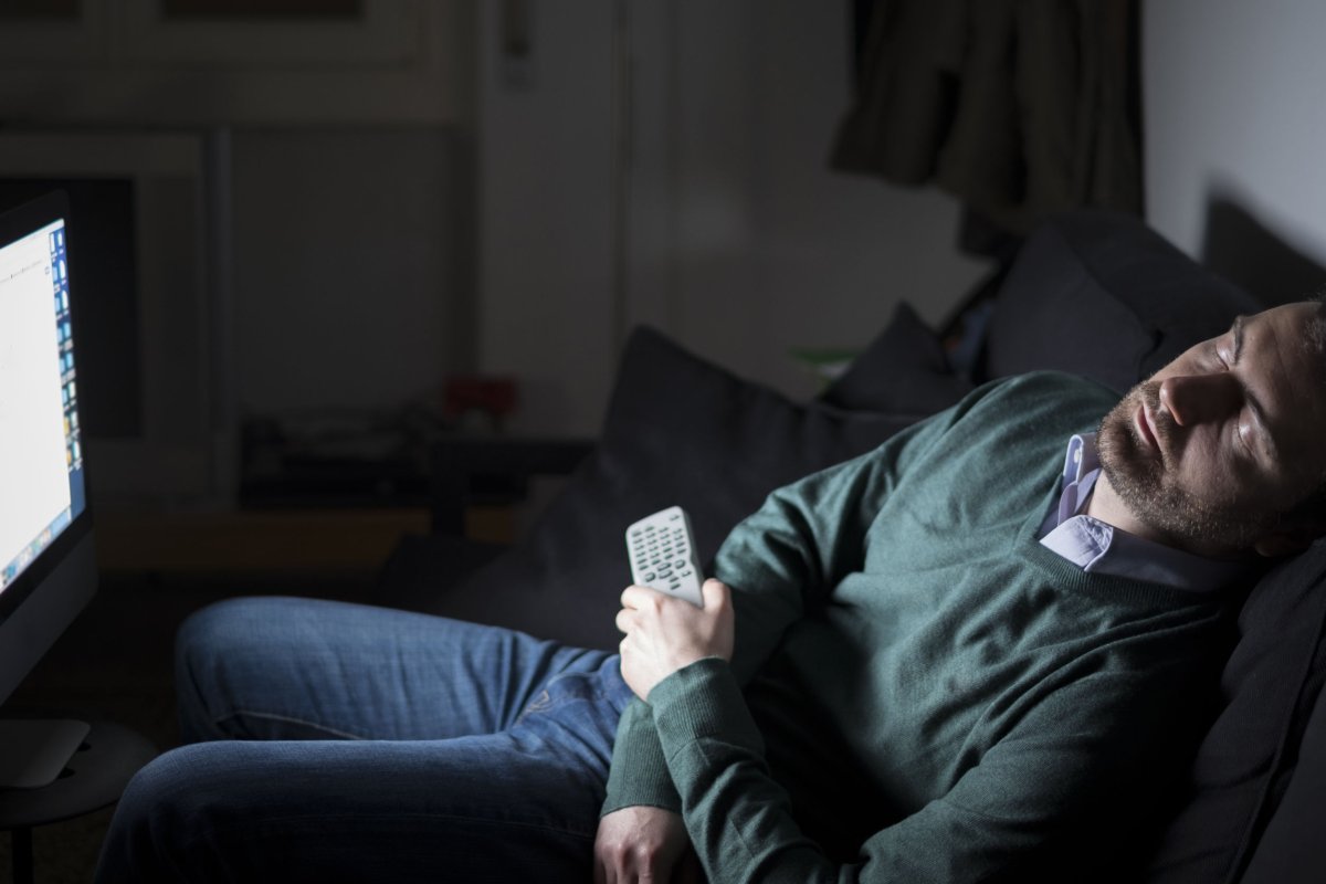 Čo znamená z hľadiska psychológie spať s zapnutou televíziou?