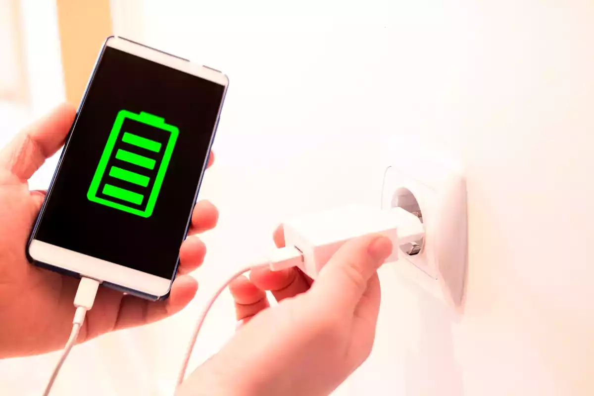 Čo by ste mali vypnúť ako prvé: nabíjačku alebo mobilný telefón?
