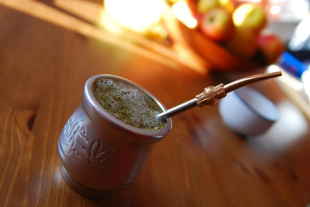 Ako používať citrónovú a pomarančovú kôru v aromatickej zmesi pre maté