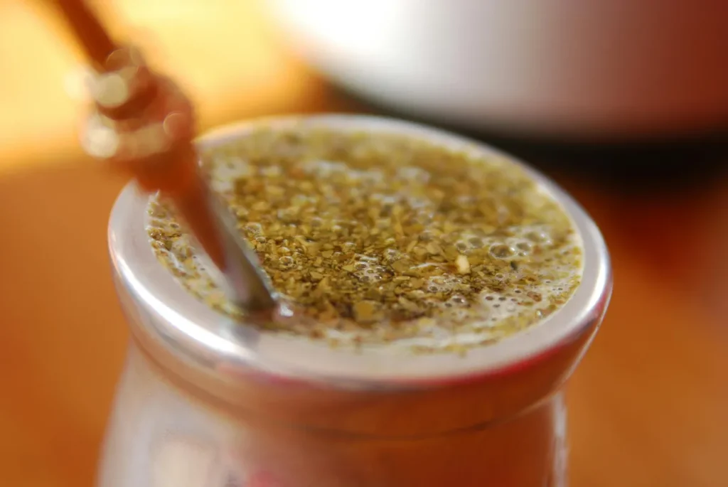 Ako používať citrónovú a pomarančovú kôru v aromatickej zmesi pre maté