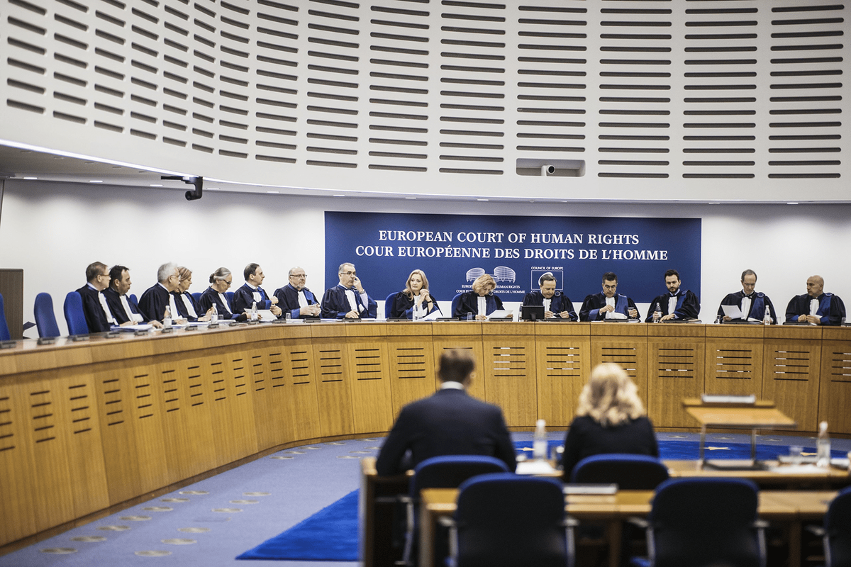 Žena zadržala 80 380 eur zo spoločného účtu svojho zosnulého brata a súd ju oslobodil: peniaze patrili obom spoluvlastníkom.