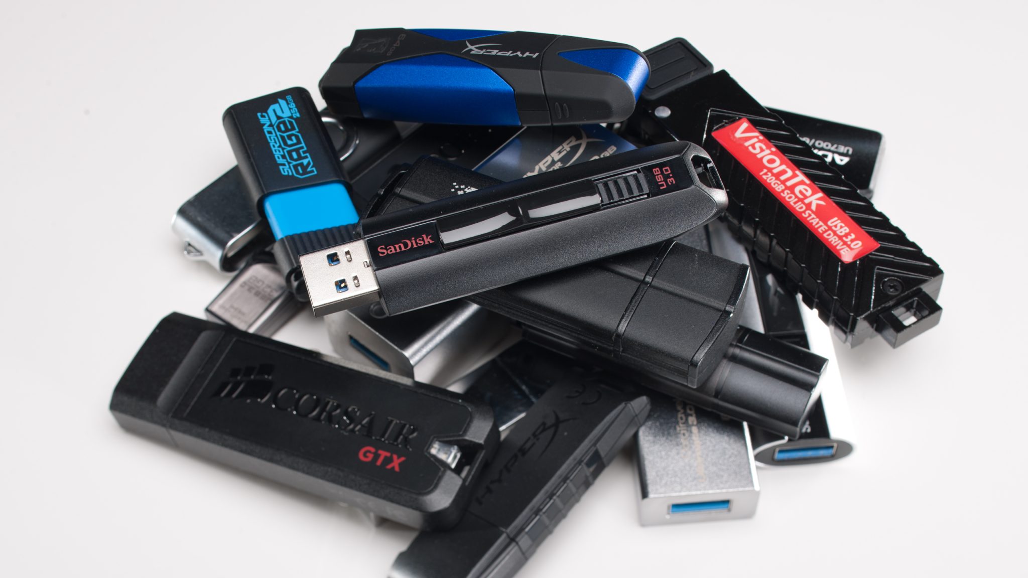 Čo sa stane, keď pripojíte USB kľúč k nabíjačke mobilného telefónu: vyskúšal som to a stalo sa toto