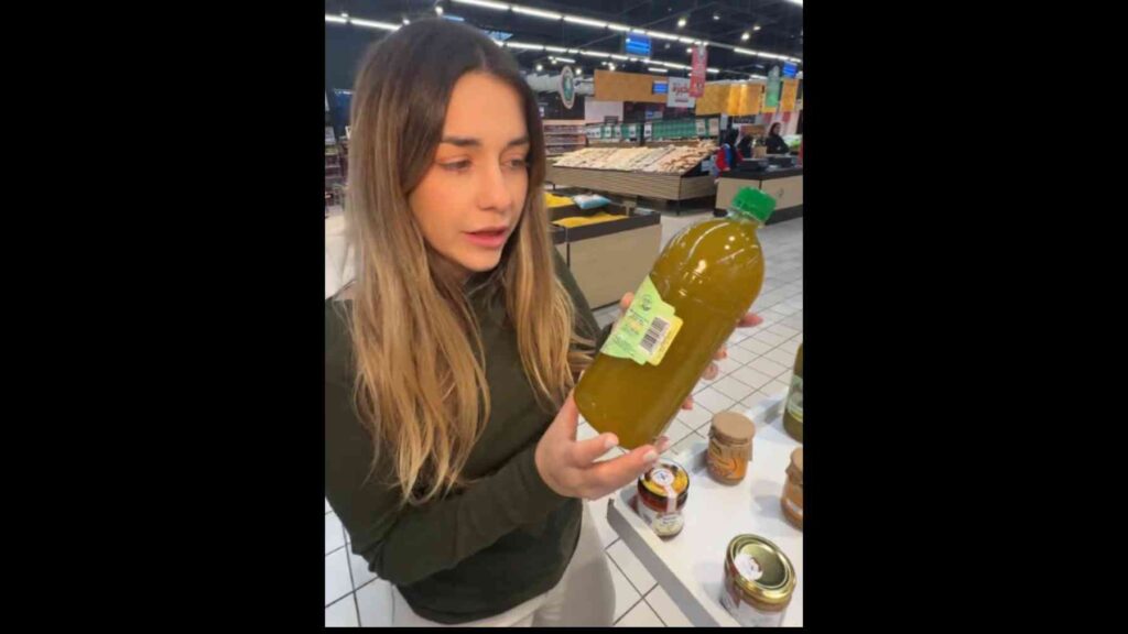 Španieli dokazuje olivový olej v supermarkete v Maroku a veta: „Toto je …“